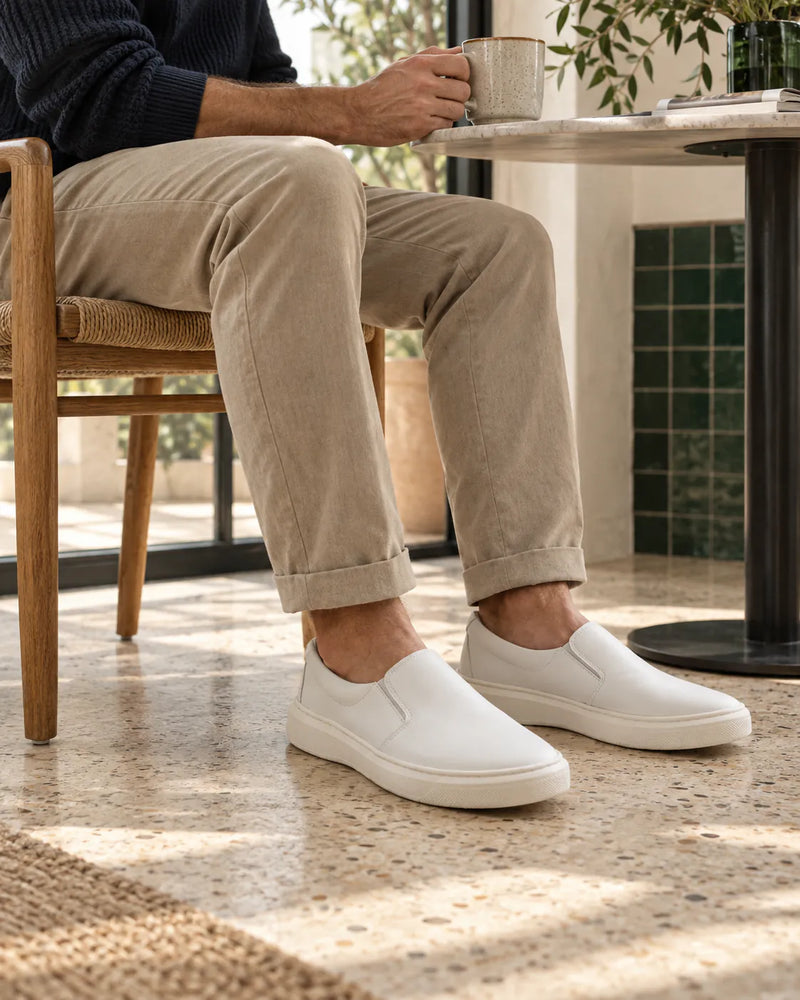 Mocassins casuais Louford usados em um momento de café