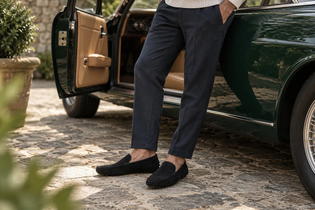 Mocassins Driver Louford usados em uma cena de lifestyle ao ar livre