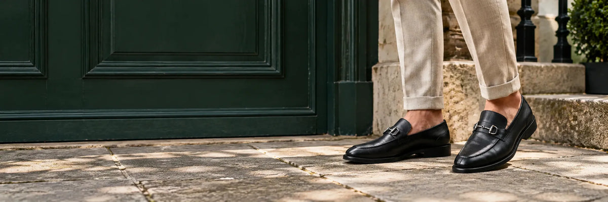 Mocassins com fivela Louford usados em uma composição masculina