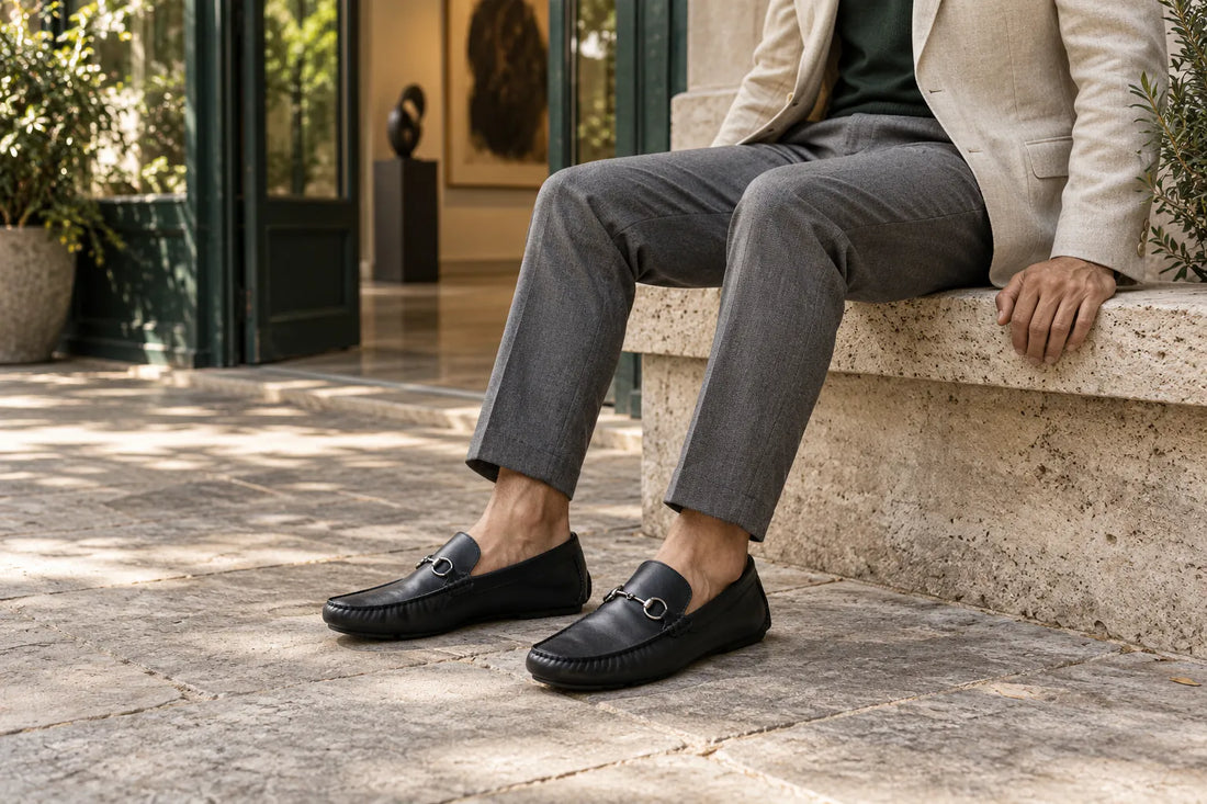 Mocassins com fivela Louford usados em uma cena de lifestyle ao ar livre